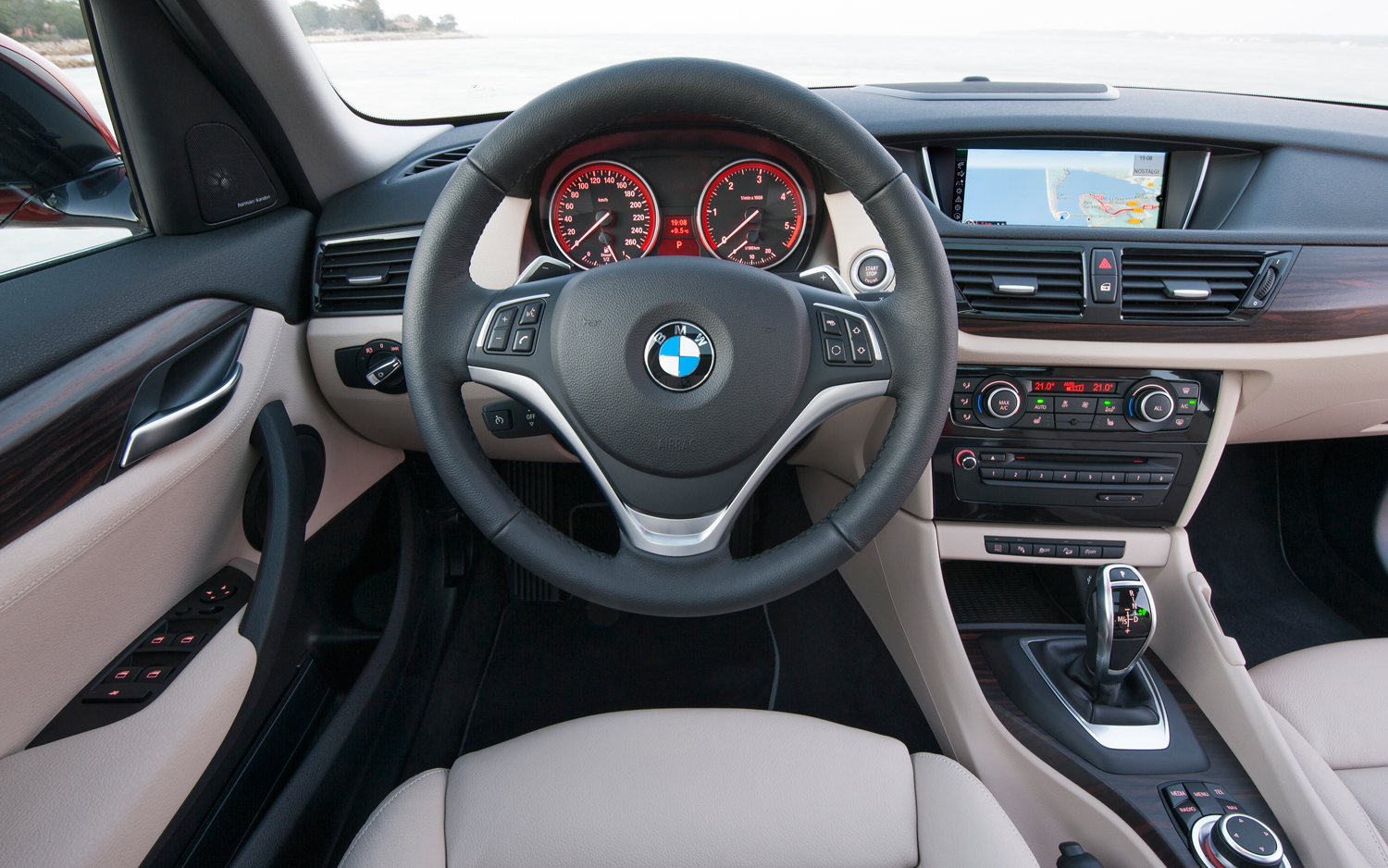2013-BMW-X1-steering-wheel